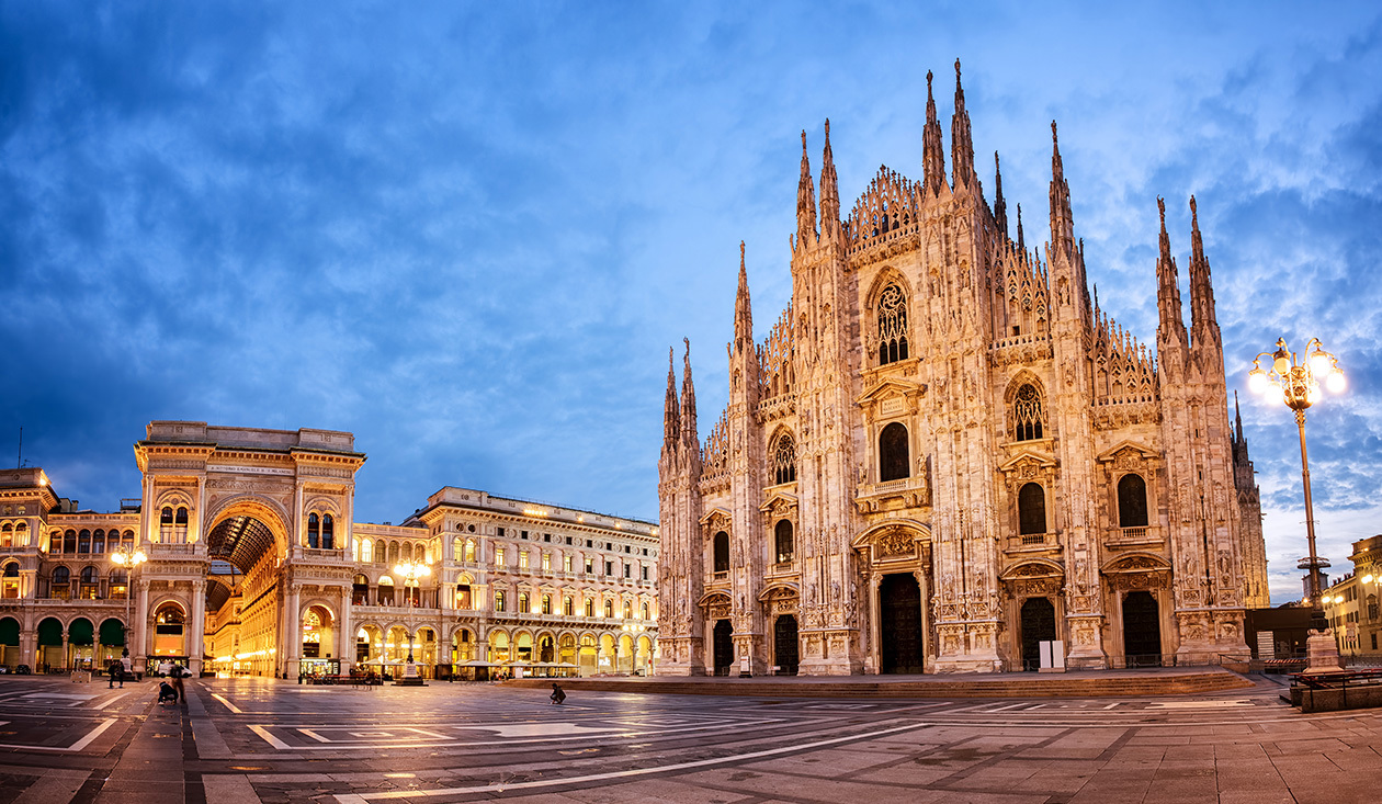  Piazza Duomo a Milano  Foto: Copyright © Sisterscom.com / Depositphotos