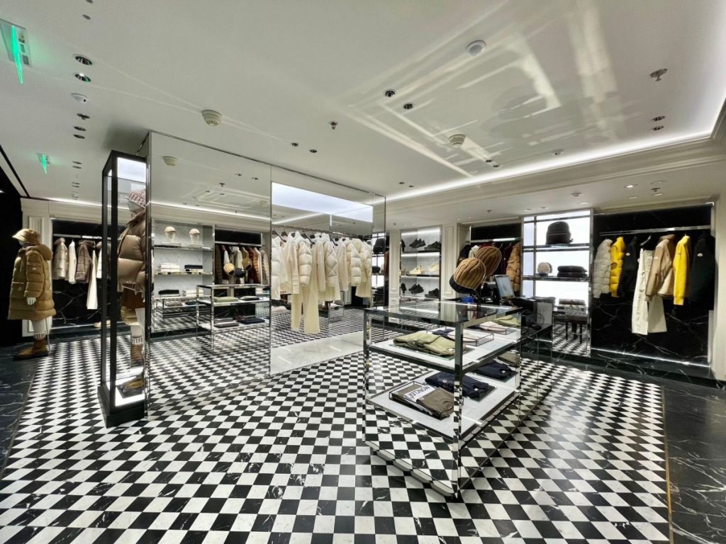 Store Moncler al Terminal 2 dell'Aeroporto Internazionale di Shanghai Hongqiao. Foto: Copyright © Ufficio stampa TW.O 2.0 & Partners