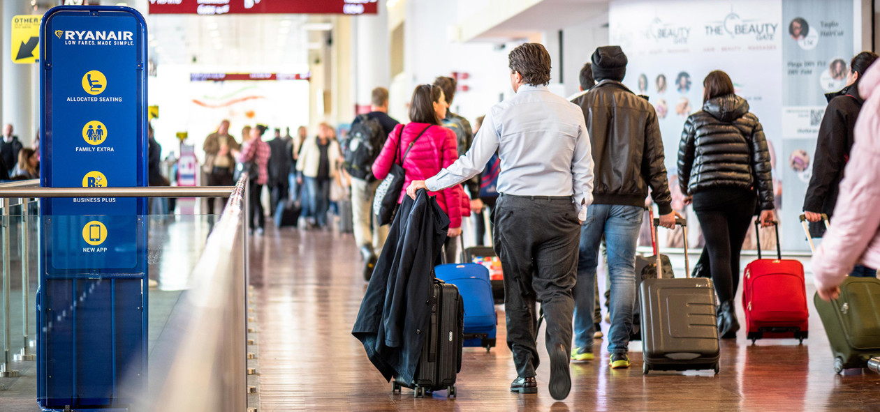 Passeggeri nell'area airside dell'Aeroporto di Milano Bergamo. Foto: Copyright © Sisterscom.com / Depositphotos