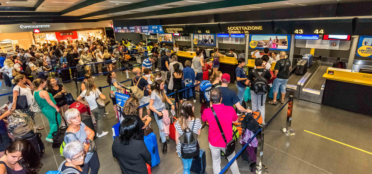 Area Check- in all'Aeroporto di Milano Bergamo. Foto: Copyright © Sisterscom.com / Depositphotos