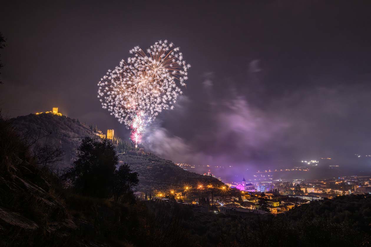 Archivio Foto Garda Dolomiti Spa-Bonavida, Inverno, Arco, Fuochi d'artificio Copyright © Azienda per il Turismo Garda Dolomiti S.p.A.