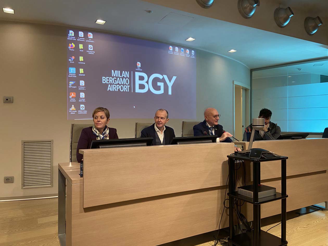 Immagini della conferenza stampa nella sede di SACBO con il Presidente Giovanni Sanga, Amelia Corti - Direttore Generale e Eugenio Sorrentino - Ufficio Stampa. Copyright © Avion Tourism Magazine.