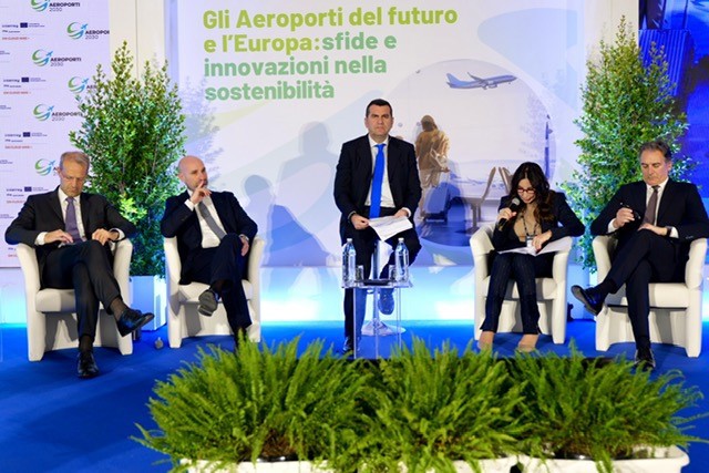 Convegno “Gli aeroporti del futuro e l’Europa: sfide e innovazione nella sostenibilità”. Al centro: Vasile e Troncone Foto: Copyright © Aeroporti di Puglia S.p.A.