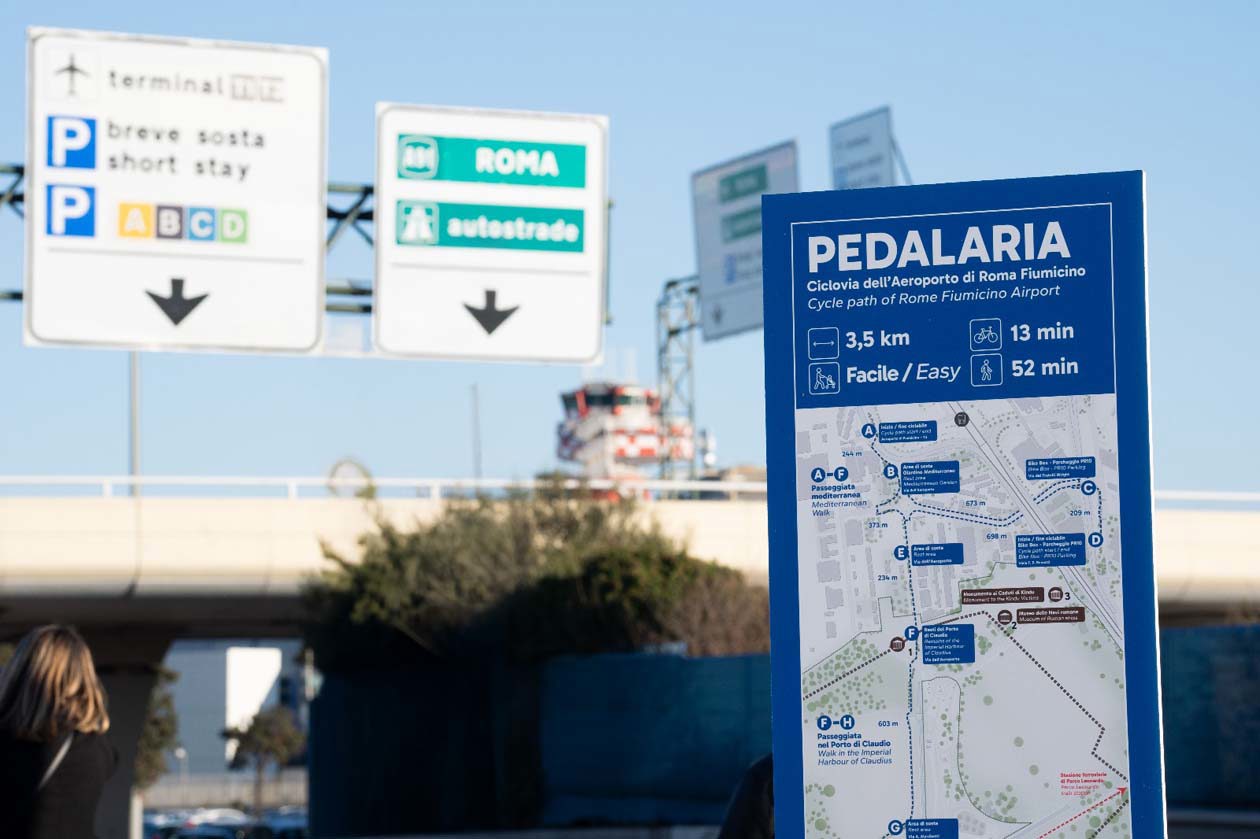 Segnaletica della ciclovia "Pedalaria" dell’Aeroporto di Fiumicino