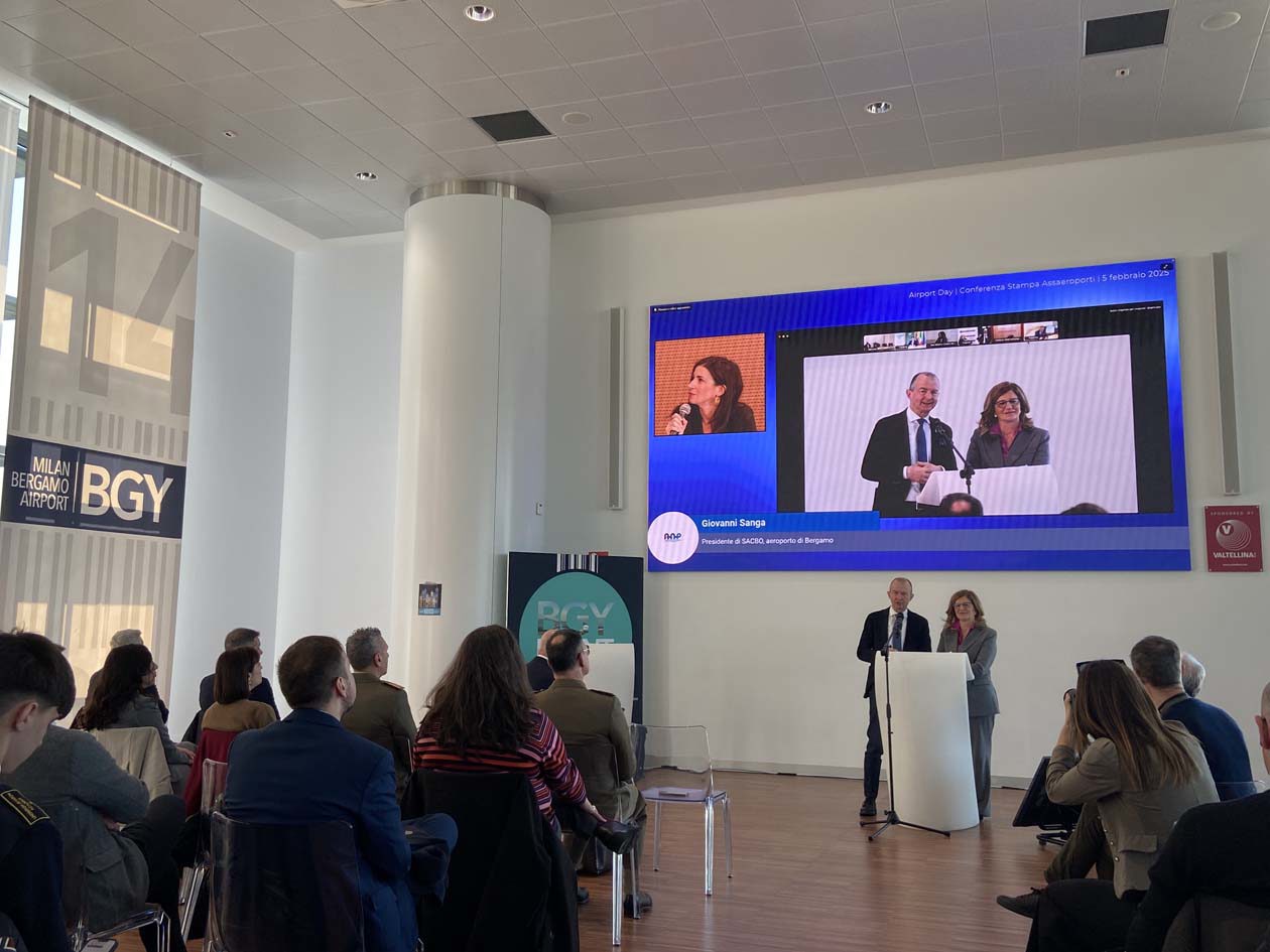 Collegamento con l’evento di Roma. Presidente di SACBO, Giovanni Sanga, e la sindaca di Bergamo, Elena Carnevali. Copyright © Avion Tourism Magazine / Sisterscom.com