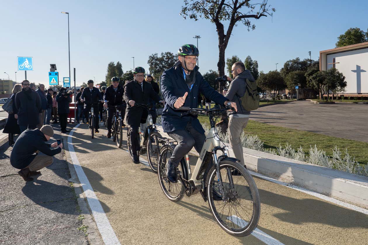 In bicicletta: Marco Troncone AD ADR; Roberto Gualtieri Commissario straordinario Giubileo; Pierluigi Di Palma Presidente ENAC; Mario Baccini Sindaco Fiumicino.