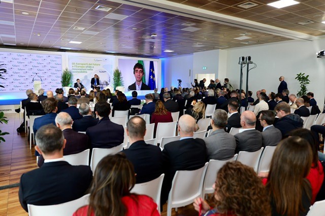 Convegno “Gli aeroporti del futuro e l’Europa: sfide e innovazione nella sostenibilità”. Al centro: Vasile e Troncone Foto: Copyright © Aeroporti di Puglia S.p.A.