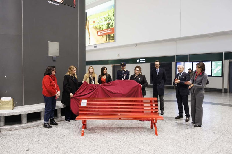 Inaugurazione due panchine rosse presso l’aeroporto di Milano Malpensa Foto: Copyright © Ufficio stampa SEA / Stefania Malapelle