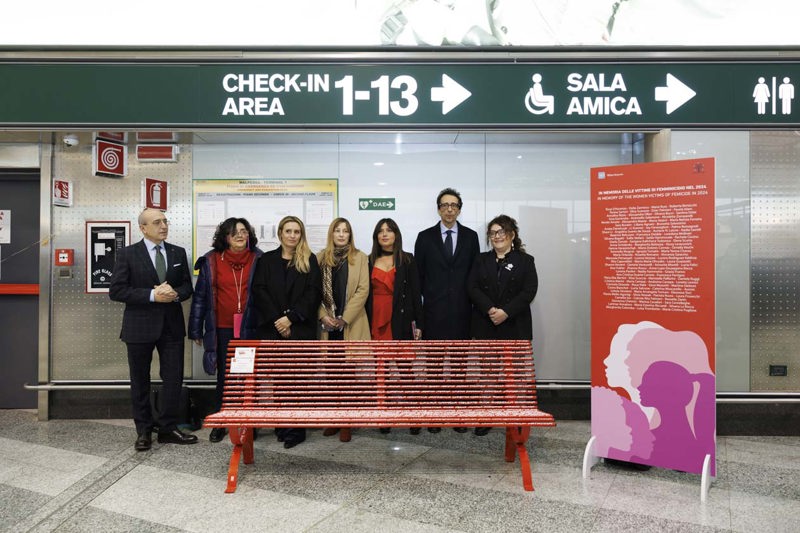 Inaugurazione due panchine rosse presso l’aeroporto di Milano Malpensa Foto: Copyright © Ufficio stampa SEA / Stefania Malapelle