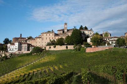 The Barbaresco Hills: land of wines and history between Barbaresco and Neive