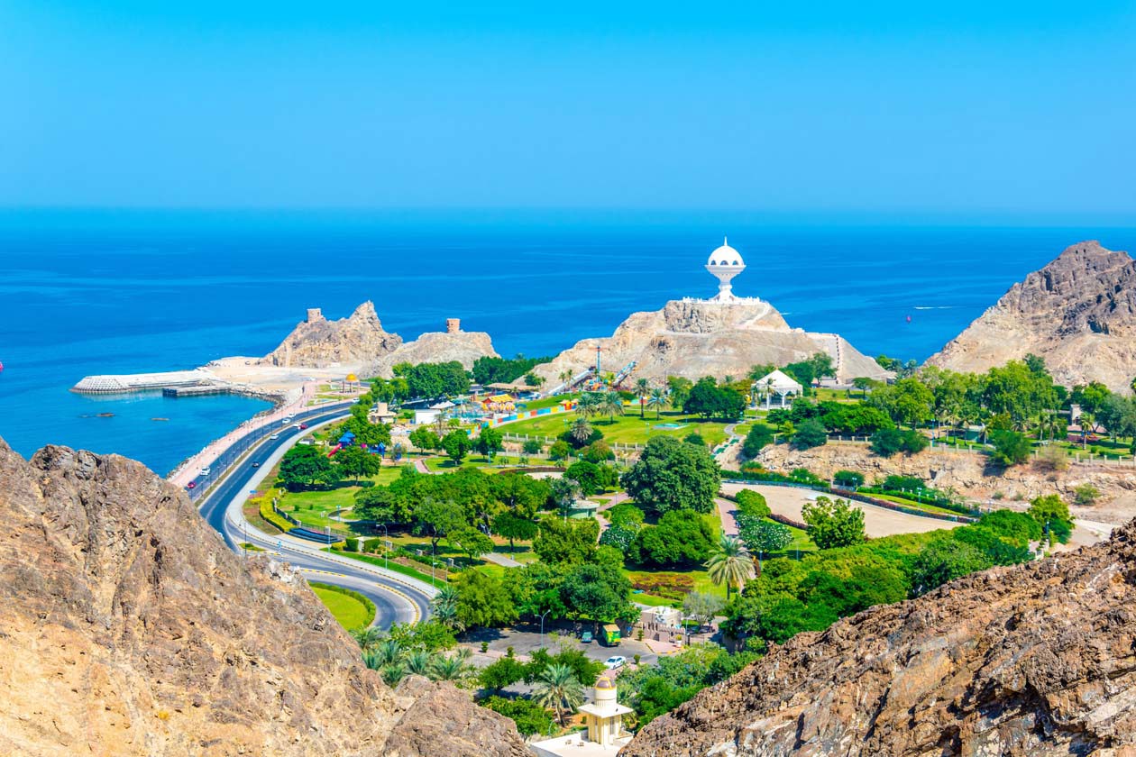 Muscat e il grande inceneritore di incenso su un promontorio affacciato sul mare, Oman Copyright © Sisterscom.com / Depositphotos