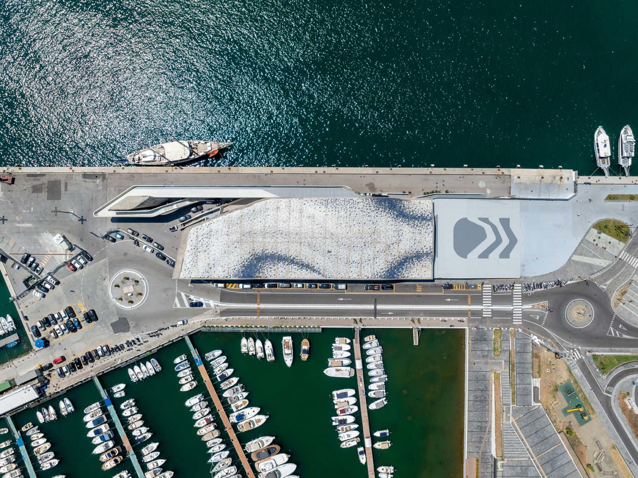 Stazione Marittima di Zaha Hadid a Salerno Foto Copyright © Sisterscom.com / Depositphotos