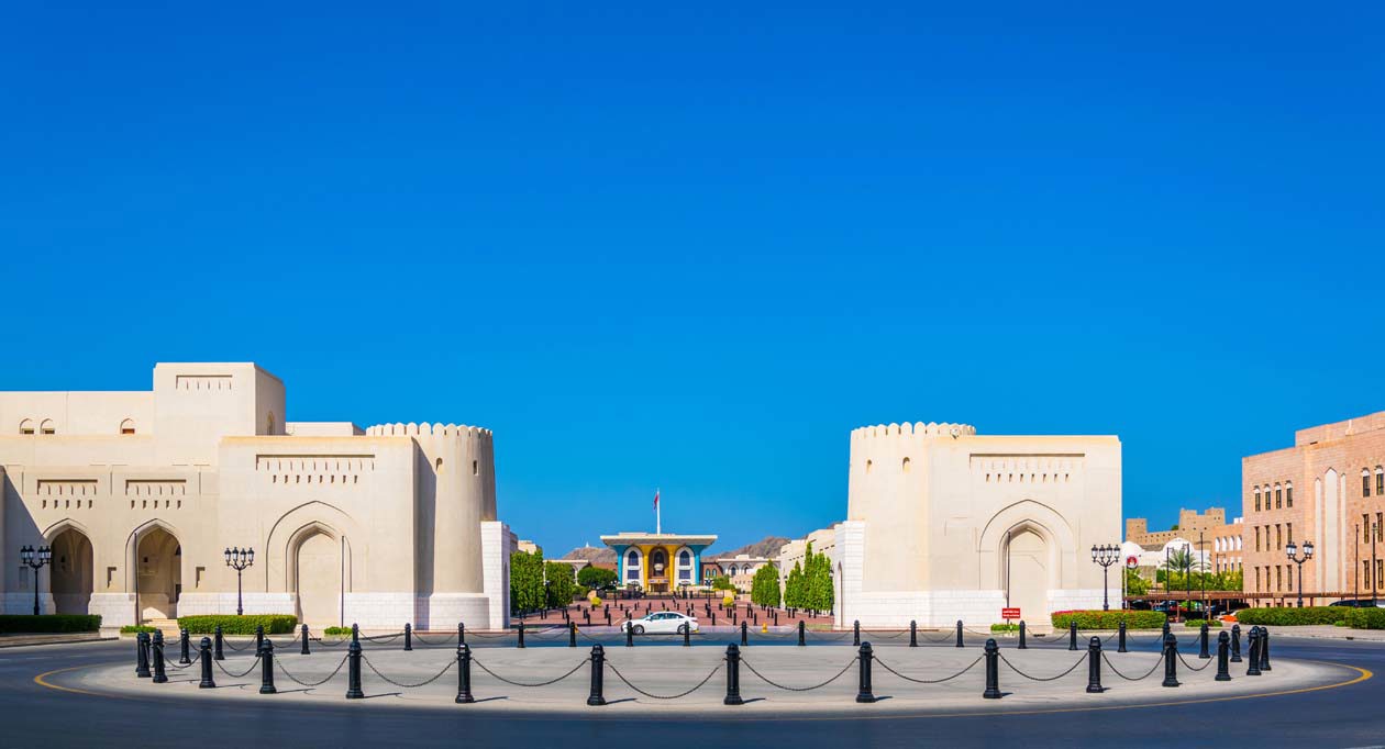 Muscat, il Palazzo Al Alam con i Al Jalali e Al Mirani Copyright © Sisterscom.com / Depositphotos