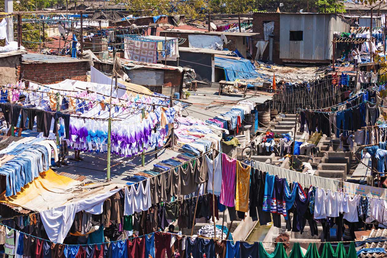 Mumbai, baraccopoli di Dharavi e lavanderia Dhobi Ghat a cielo aperto Copyright © Sisterscom.com / Depositphotos