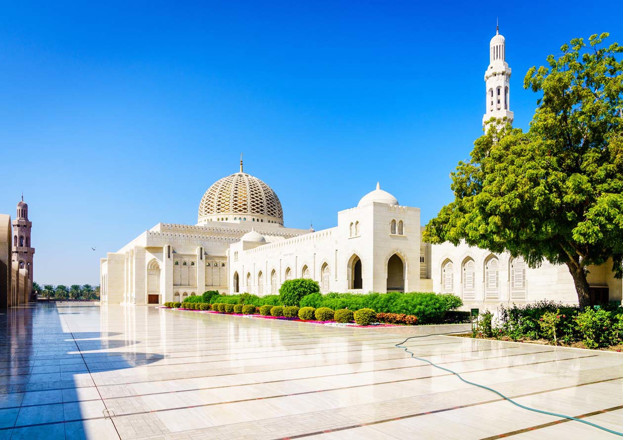 Grande Moschea del Sultano Qaboos, Muscat, Oman Copyright © Sisterscom.com / Depositphotos