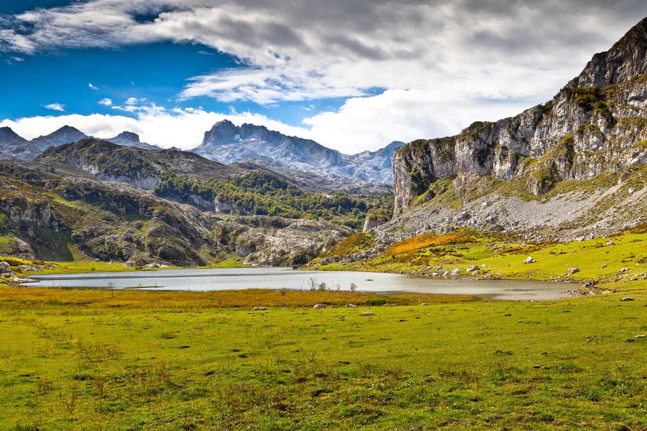 Laghi di Covadonga, lago di Ercina, Asturie. Copyright © Sisterscom.com / Depositphotos