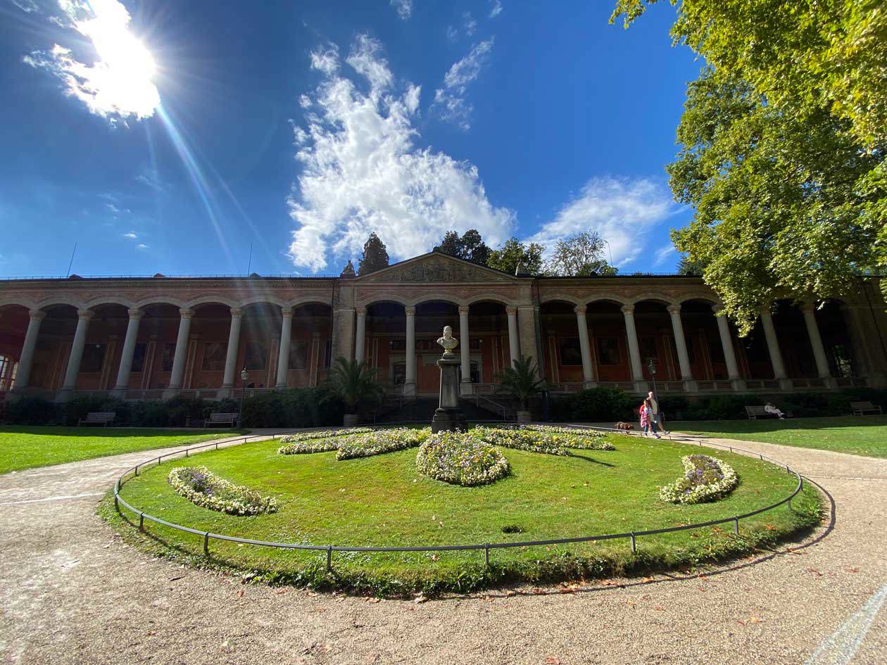 Trinkhalle, la Pump Room di Baden-Baden, con pilastri corinzi e affreschi. Copyright © Avion Tourism Magazine