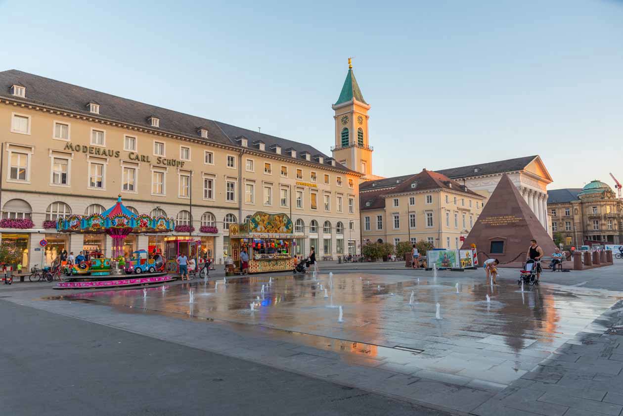 Piazza del Mercato di Karlsruhe (Marktplatz) Copyright © Sisterscom.com / Depositphotos