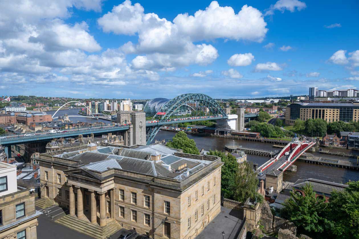 Newcastle upon Tyne, vista dall'alto della città con il Ponte Tyne e il Ponte Gateshead Millennium sul fiume Tyne Copyright © Sisterscom.com / Depositphotos