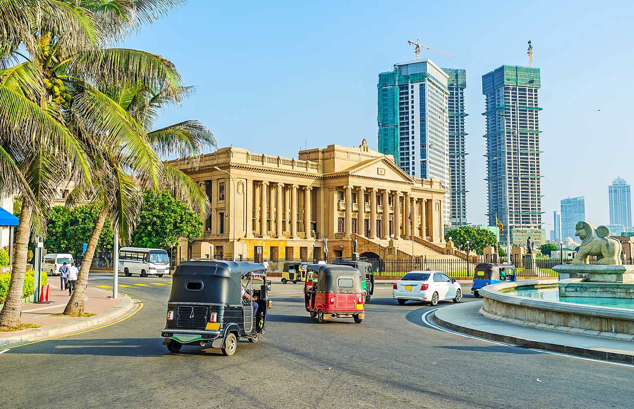 Il quartiere del Forte di Colombo con il vecchio Parlamento Copyright © Sisterscom.com / Depositphotos