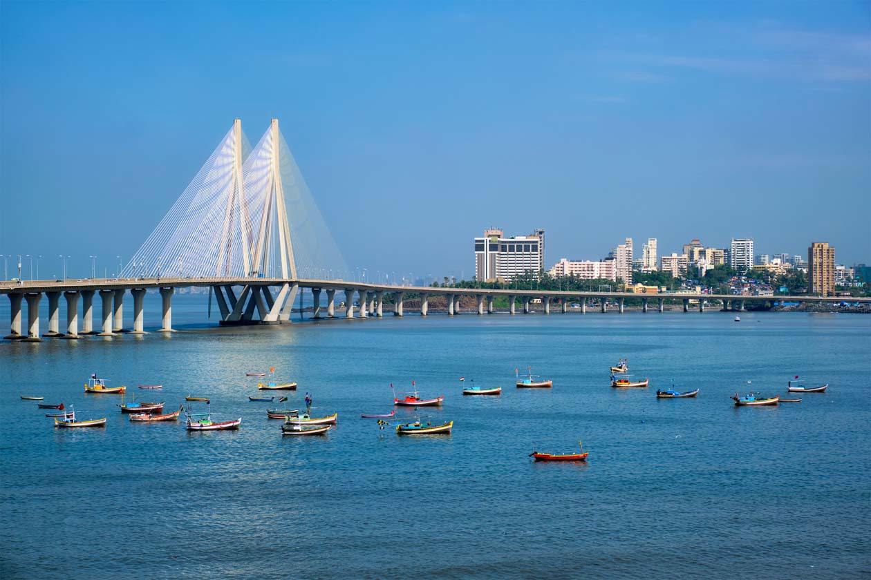 Ponte Bandra-Worli Sea Link di Mumbai, sospeso a otto corsie, costruito nel 2009 Copyright © Sisterscom.com / Depositphotos