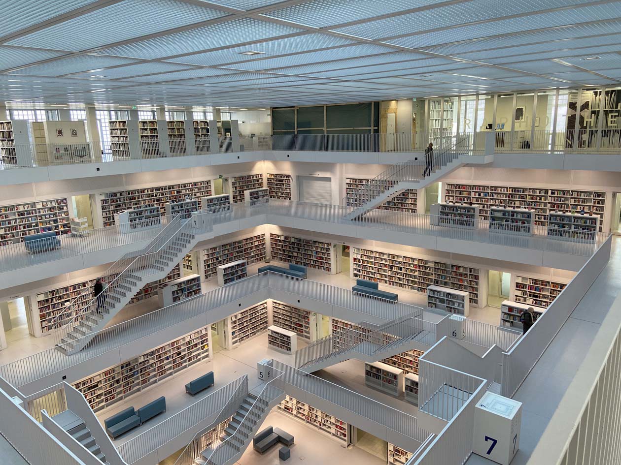 La nuova biblioteca pubblica di Stoccarda (Stadtbibliothek), in Mailänder Platz, dell'architetto coreano Eun Young Yi Copyright © Sisterscom.com / Avion Tourism Magazine 