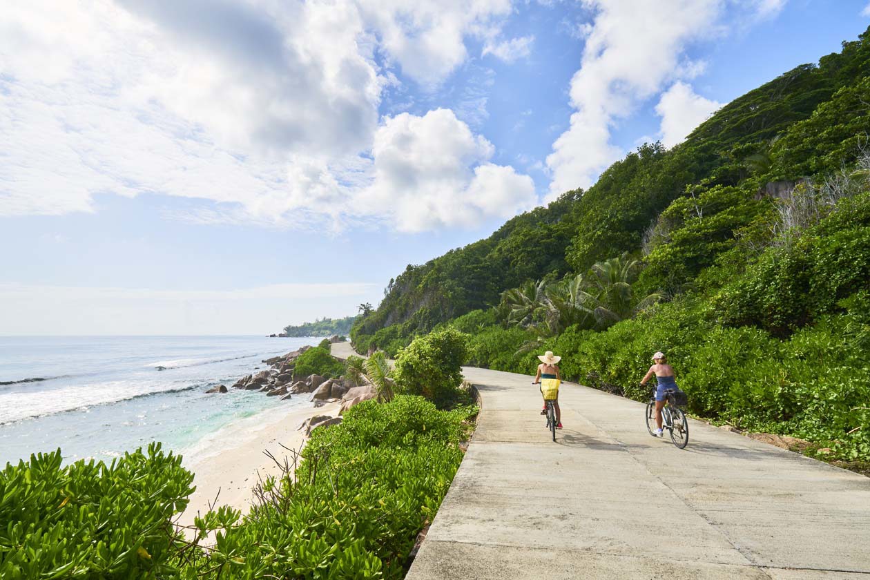 In bicicletta sull'Isola di La Digue, Seychelles Copyright © Sisterscom.com / Depositphotos