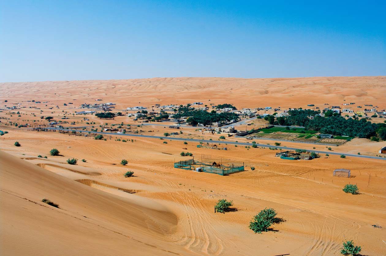 Deserto di Wahiba con villaggio di tribù beduine - Oman Copyright © Sisterscom.com / Depositphotos