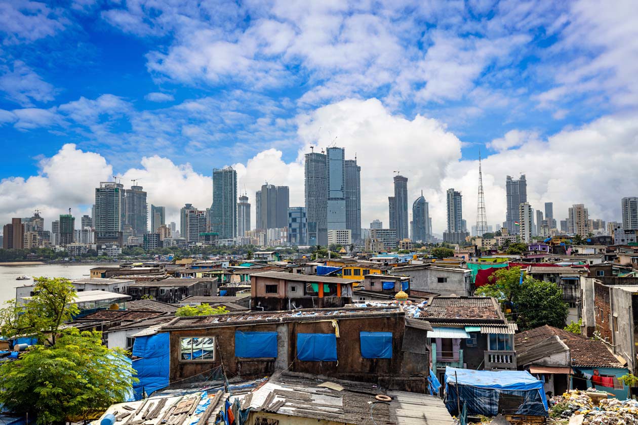 La città di Mumbai con i grattaceli e le baraccopoli. Copyright © Sisterscom.com / Depositphotos