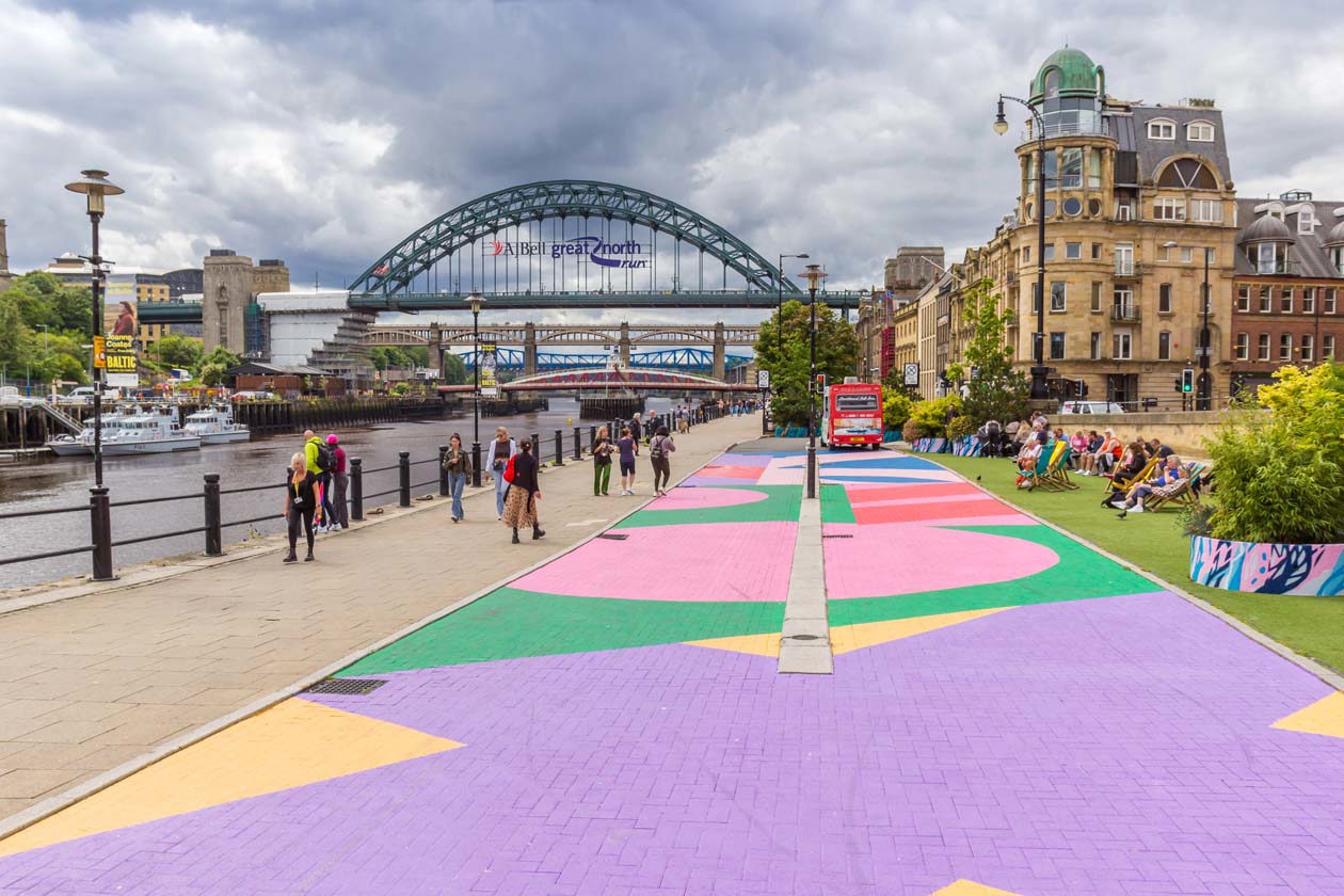 Passeggiata lungo il fiume Tyne, il Quayside, Newcastle. Foto: Copyright © Sisterscom.com / Depositphotos