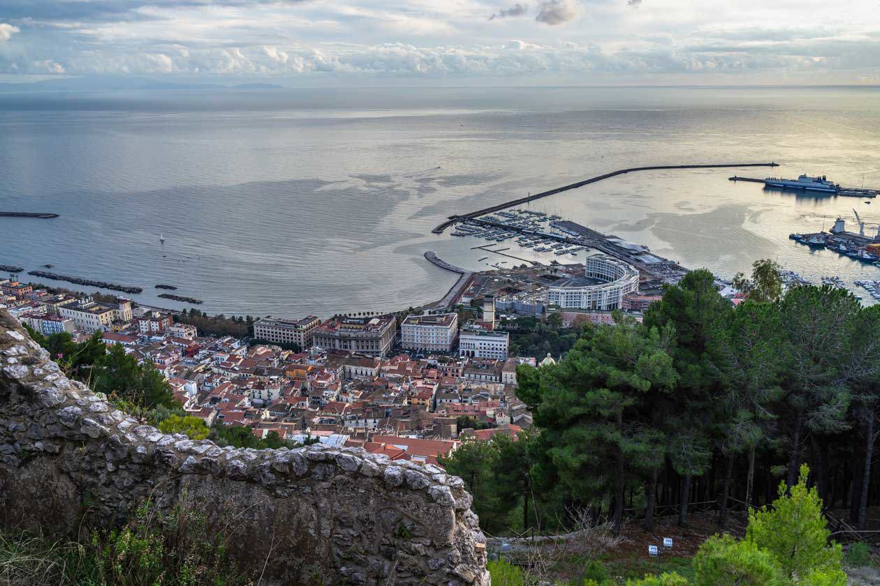 Vista di Salerno dal Castello di Arechi Foto Copyright © Sisterscom.com / Depositphotos