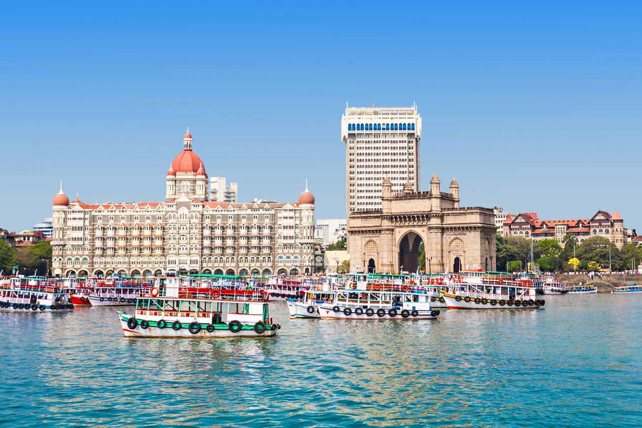 Taj Mahal Palace Hotel di Mumbai e Gateway of India Copyright © Sisterscom.com / Depositphotos