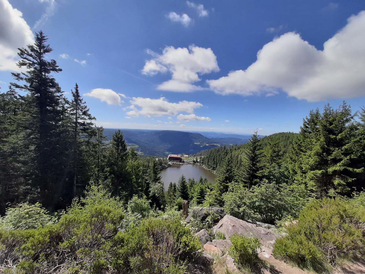 Il Mummelsee, sulla Strada Alta della Foresta Nera, è il più grande dei sette laghi circensi rimasti nella Foresta Nera. © Seebach, Mummelsee-Blick © Tourist-Info Seebach