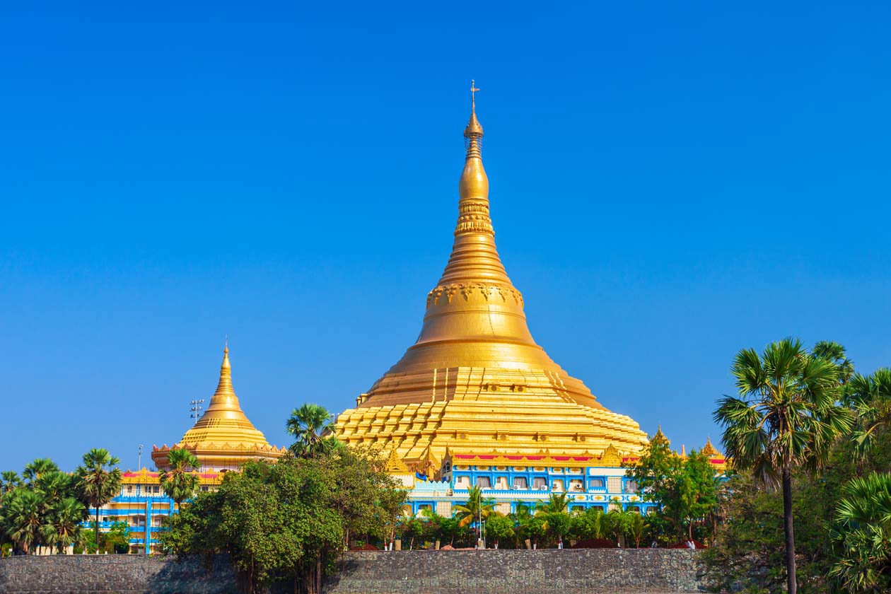 Global Vipassana Pagoda a Mumbai Copyright © Sisterscom.com / Depositphotos