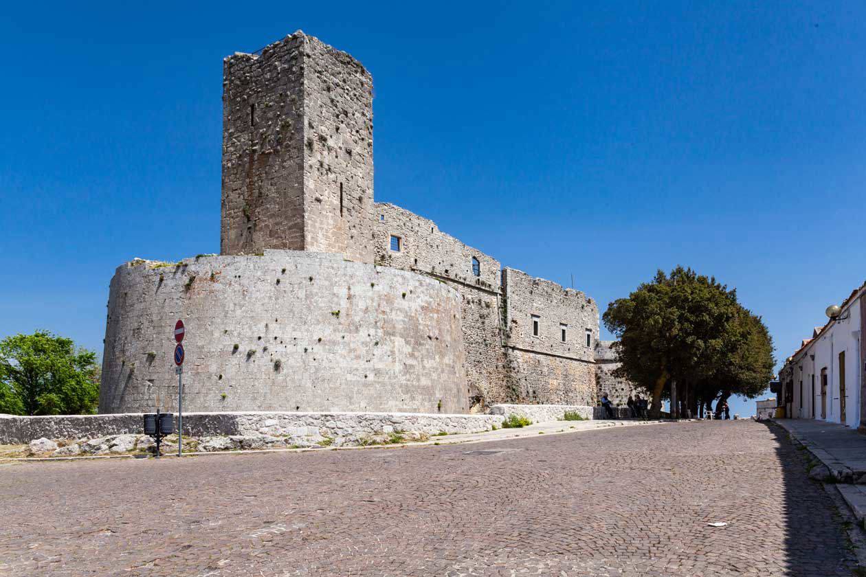 Castello di Monte Sant’Angelo a Monte Sant'Angelo in provincia di Foggia. Foto: Copyright © Sisterscom.com / Depositphotos