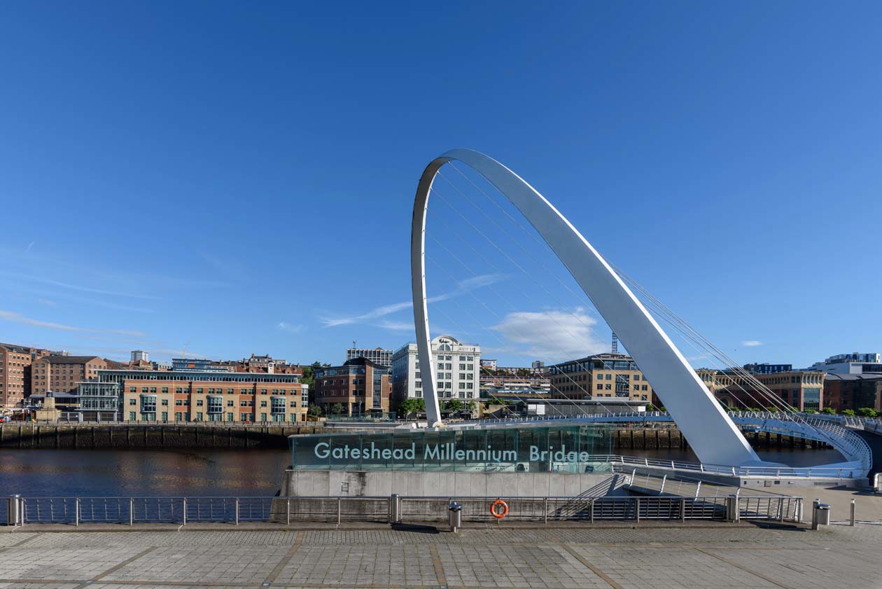 Gateshead Millennium Bridge a Newcastle. Foto: Copyright © Sisterscom.com / Depositphotos