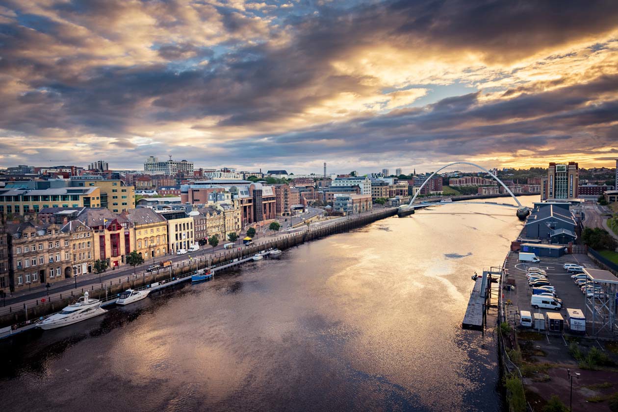 Newcastle sul fiume Tyne e il Gateshead Millennium Bridge. Foto: Copyright © Sisterscom.com / Depositphotos