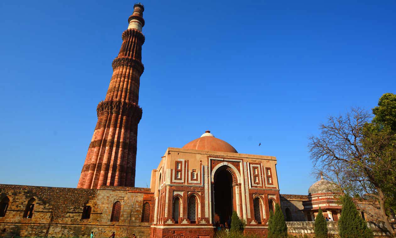 Qutub Minar e Moschea Quwwat-ul-Islam, Delhi. Copyright © Sisterscom.com / Depositphotos