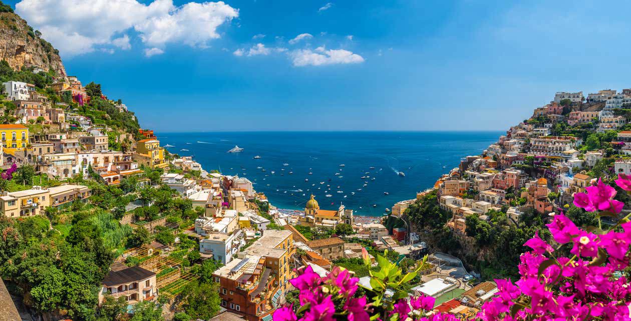 Positano, Costiera Amalfitana Foto Copyright © Sisterscom.com / Depositphotos