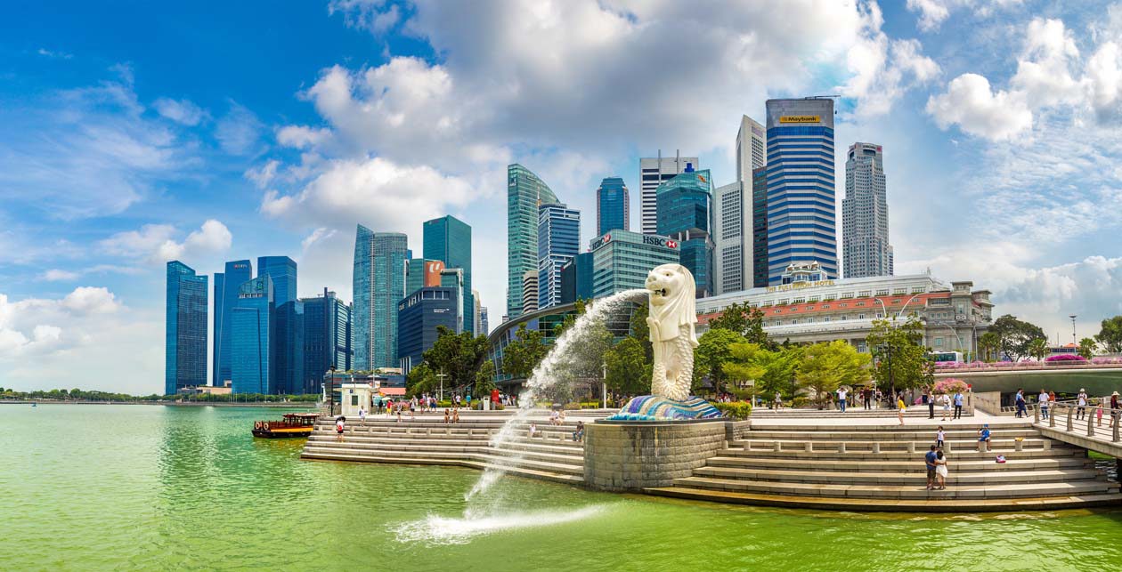 Merlion Park,  Merlion Statue, Singapore Copyright © Sisterscom.com / Depositphotos