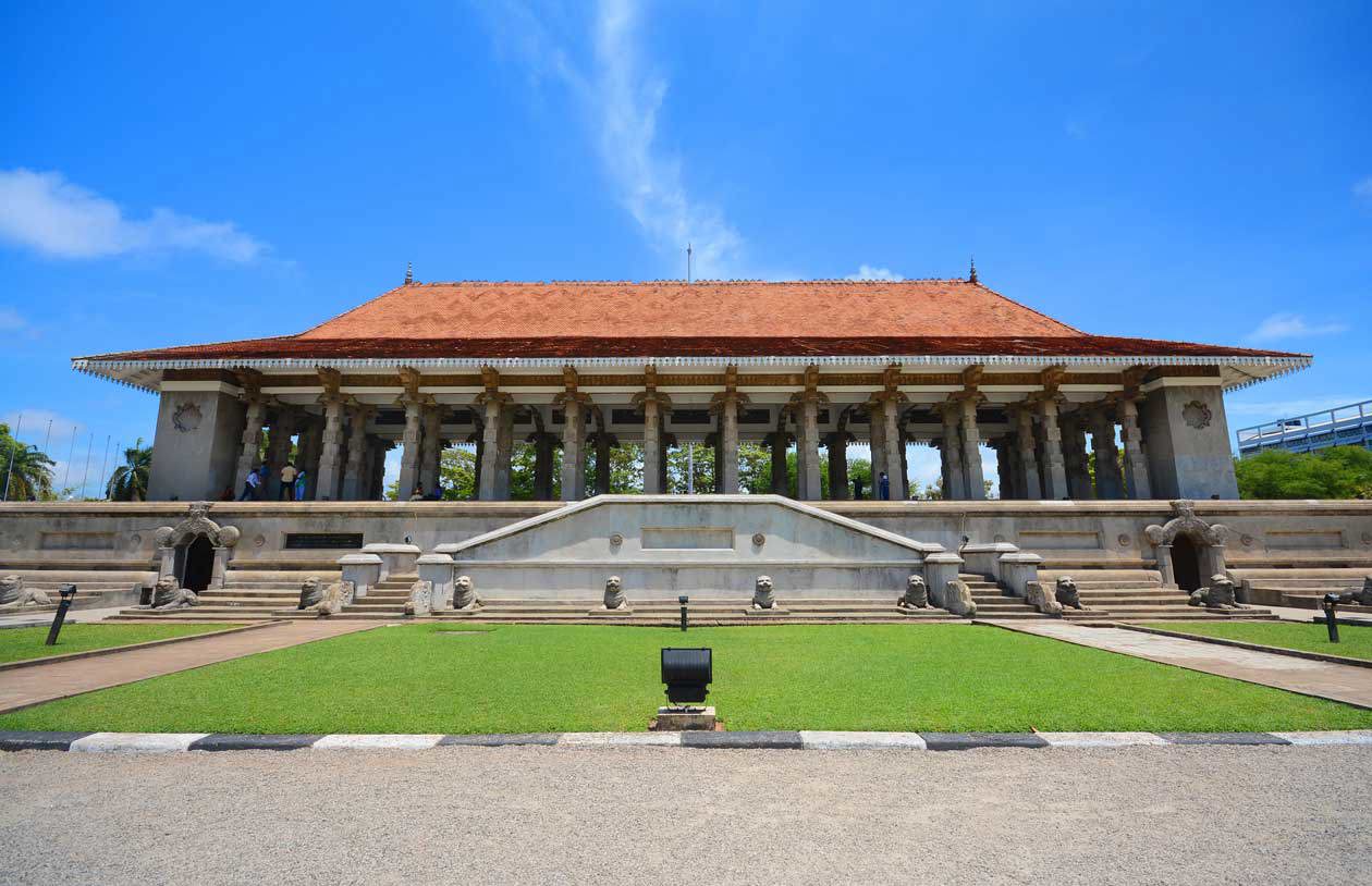 Piazza Indipendenza a Colombo Copyright © Sisterscom.com / Depositphotos