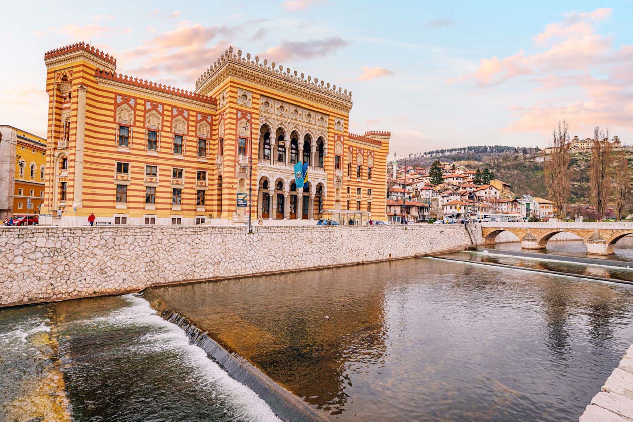 Municipio di Sarajevo. Foto: Copyright © Sisterscom.com / Depositphotos