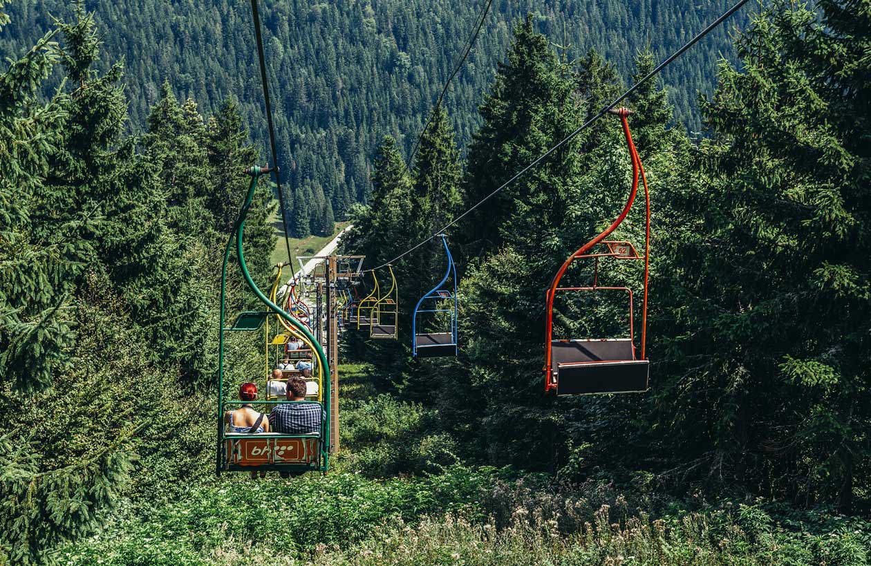 Impianti di risalita sulla montagna Igman nei pressi di Ilidza, a pochi chilometri dalla capitale Sarajevo. Foto: Copyright © Sisterscom.com / Depositphotos