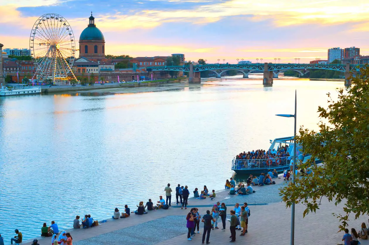 Boarding on the Garonne that crosses the city. Copyright © Sisterscom.com / Shutterstock