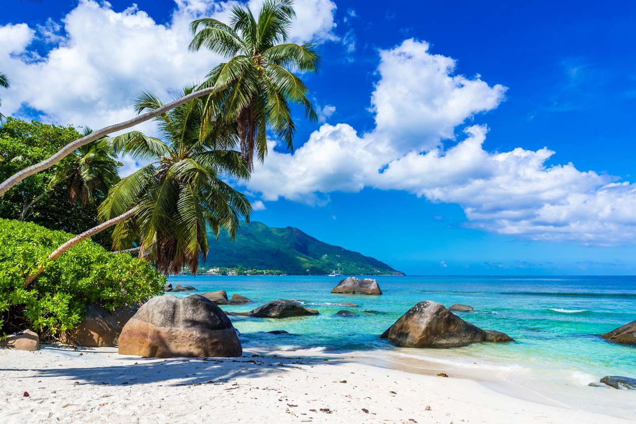 Spiaggia di Beau Vallon, isola di Mahé, Seychelles Copyright © Sisterscom.com / Depositphotos