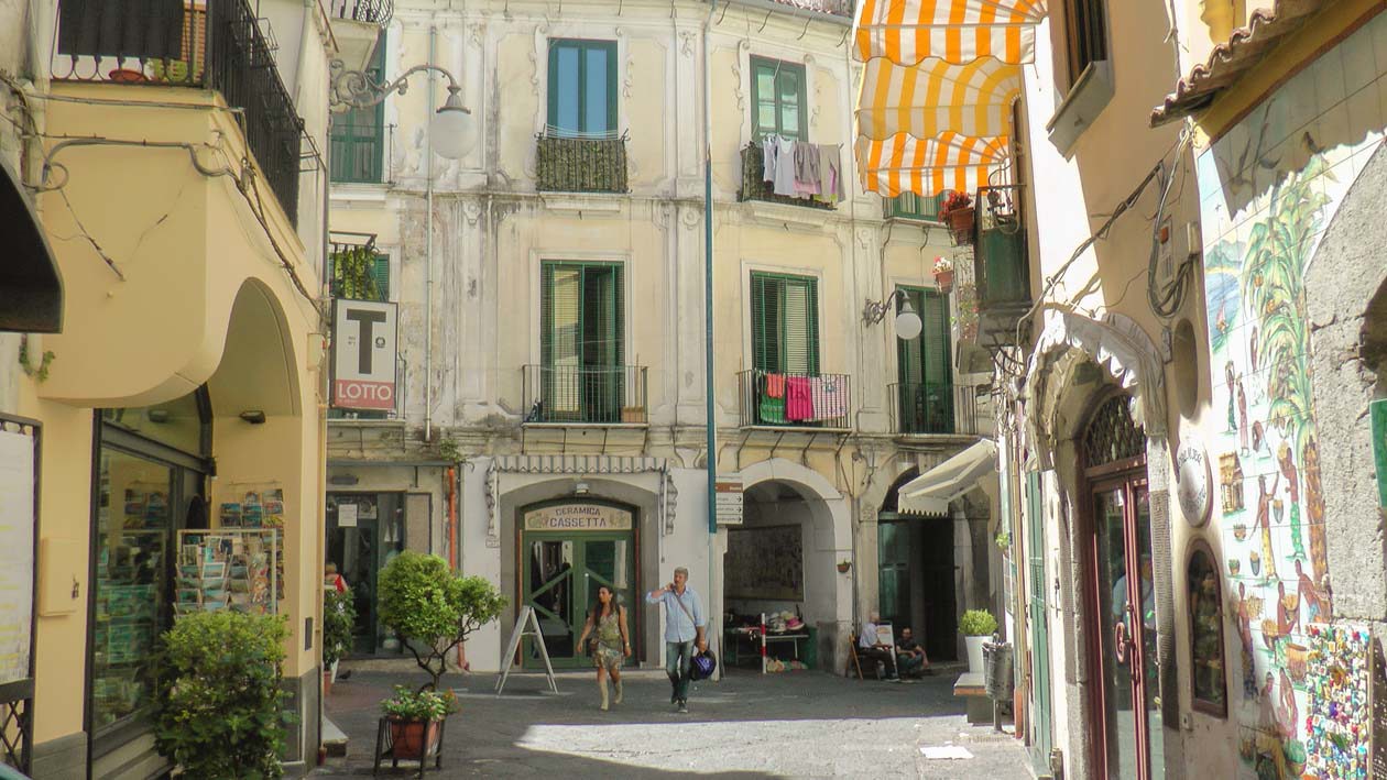 Vie del centro storico di Salerno Foto Copyright © Sisterscom.com / Depositphotos