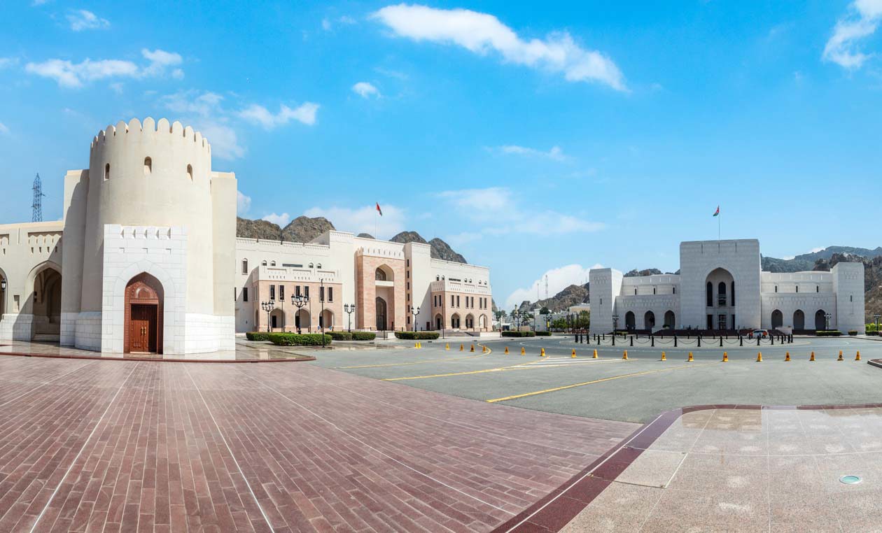 Muscat, la piazza piastrllata e ben curata dove si affaccia il Museo Nazionale dell’Oman Copyright © Sisterscom.com / Depositphotos