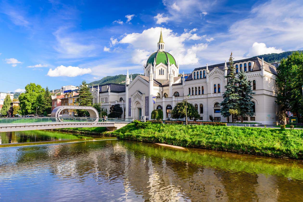 Accademia delle Belle Arti sul fiume Miljacka a Sarajevo. Foto: Copyright © Sisterscom.com / Depositphotos