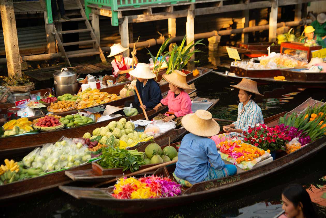 Mercato Galleggiante di Damnoen Saduak, Bangkok Copyright © Sisterscom.com / Depositphotos