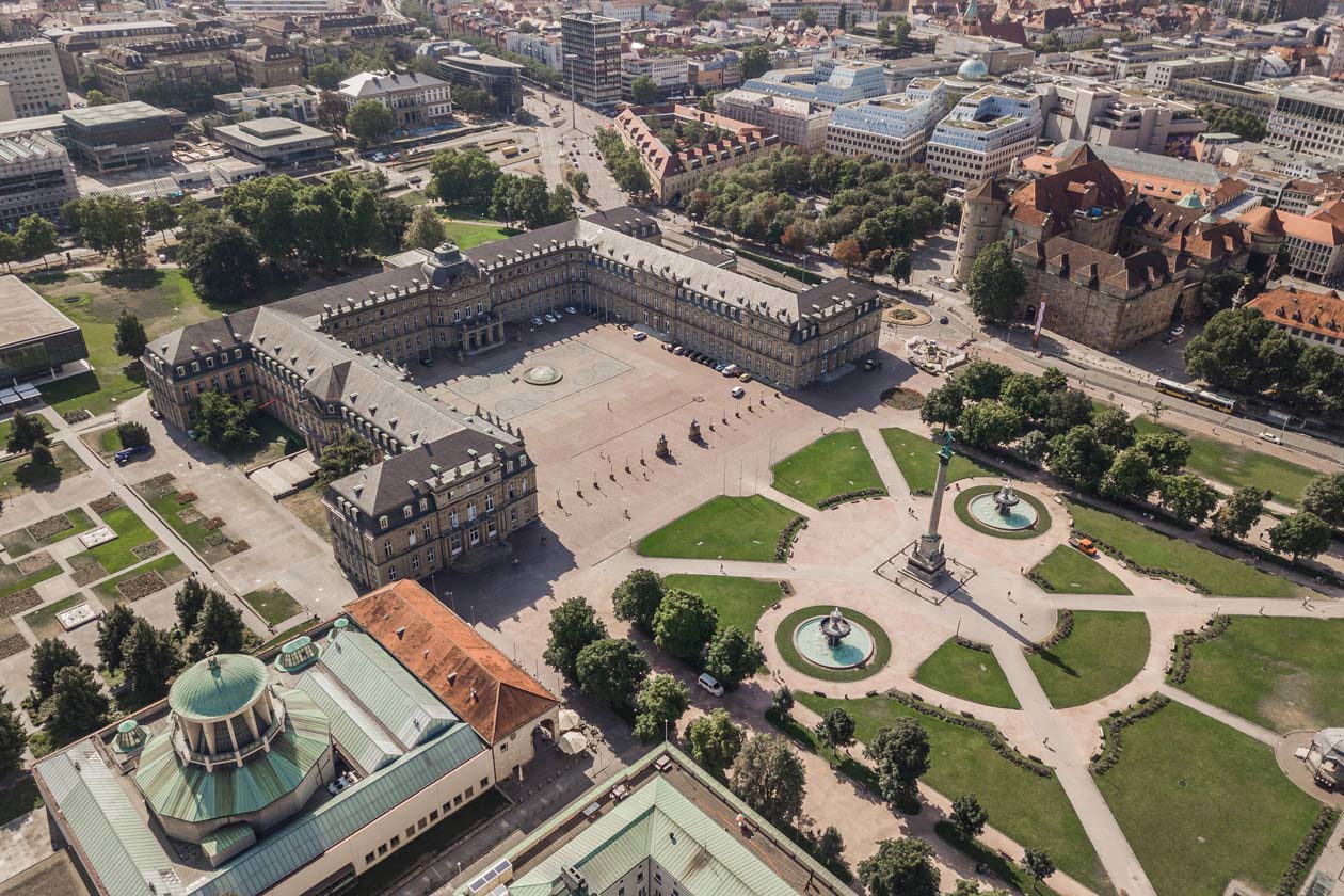 Veduta aerea di Stoccarda con la piazza, i giardini con le fontane e il Nuovo e Vecchio Palazzo il Copyright © Sisterscom.com / Depositphotos